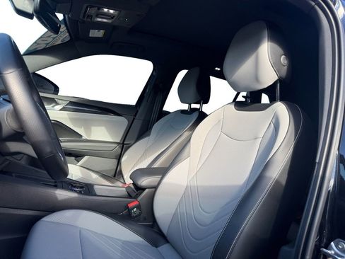 Used 2025 Volkswagen Tiguan SE R-Line image 9