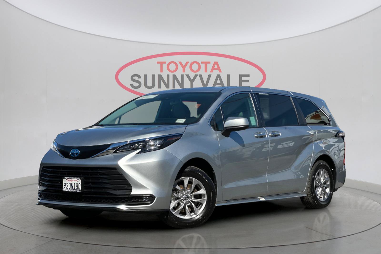 Certified 2025 Toyota Sienna XLE AWD/4WD image 2