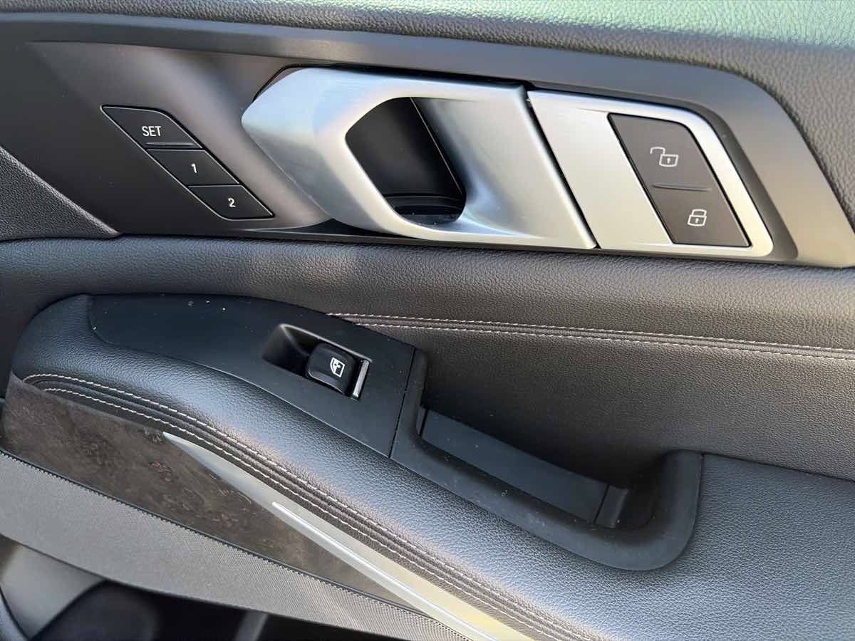 Used 2019 BMW X5 xDrive50i w/ M Sport Package AWD/4WD image 31