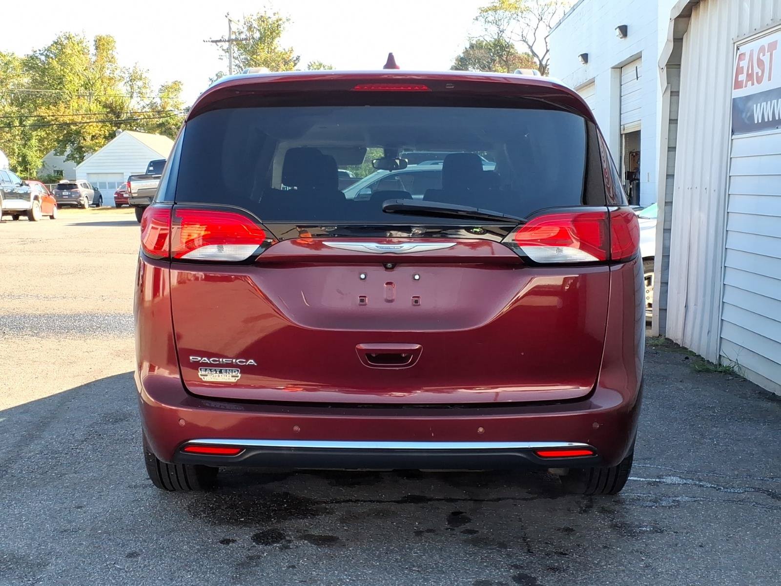 Used 2017 Chrysler Pacifica Touring-L FWD image 4