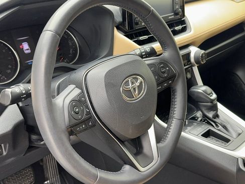 Used 2020 Toyota RAV4 XLE Premium image 16