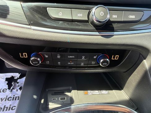 Used 2022 Buick Enclave Premium AWD/4WD image 31