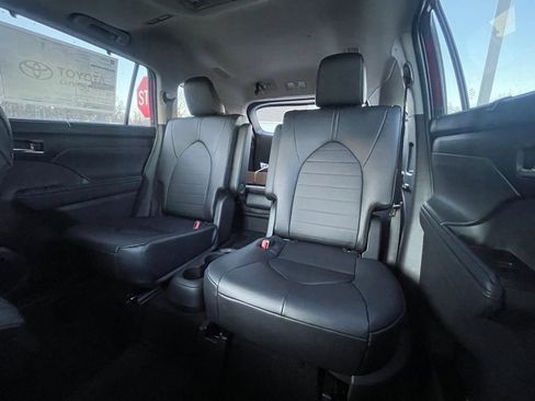 New 2026 Toyota Highlander XLE image 13