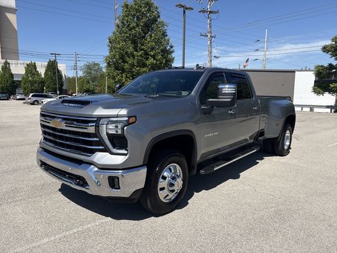 Used 2025 Chevrolet Silverado 3500 LTZ w/ LTZ Convenience Package AWD/4WD image 6
