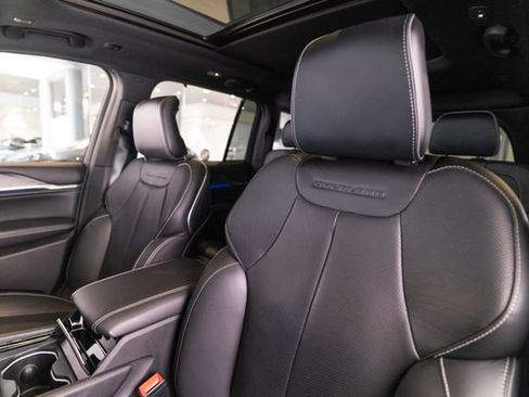 Used 2023 Jeep Grand Cherokee Overland w/ Adv Protech Group III AWD/4WD image 5