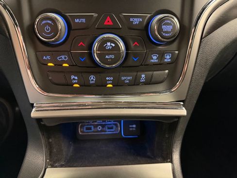 Used 2018 Jeep Grand Cherokee Laredo AWD/4WD image 27