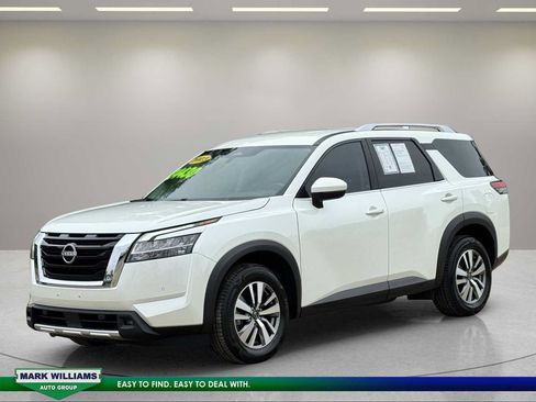 Used 2023 Nissan Pathfinder SL AWD/4WD image 3