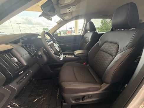 Used 2025 Nissan Pathfinder SV FWD image 12