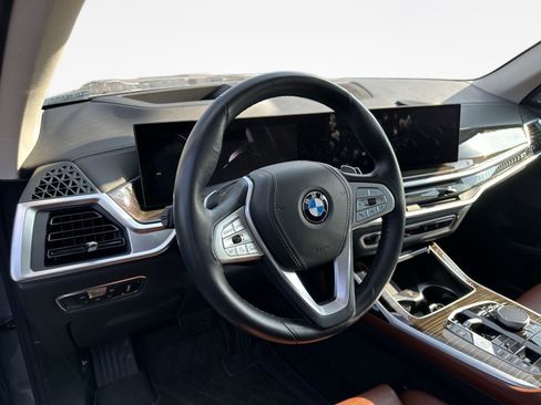 Used 2023 BMW X7 xDrive40i w/ Premium Package image 11