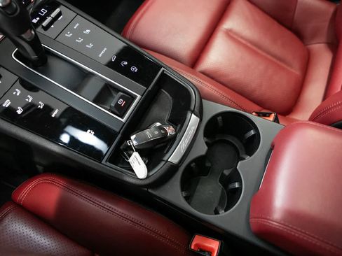 Used 2022 Porsche Macan AWD/4WD image 25