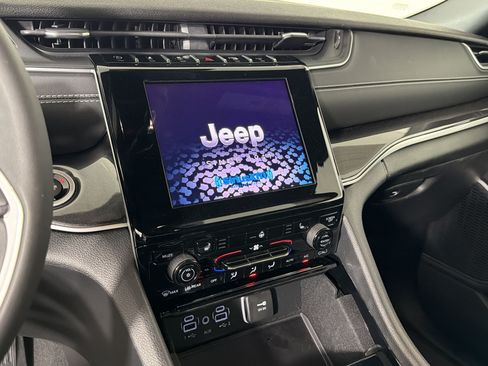 Used 2023 Jeep Grand Cherokee Altitude AWD/4WD image 21