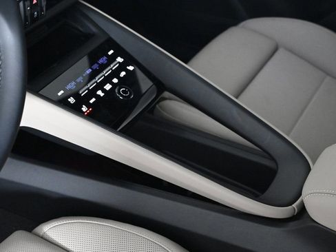 Certified 2025 Porsche Macan Electric image 25