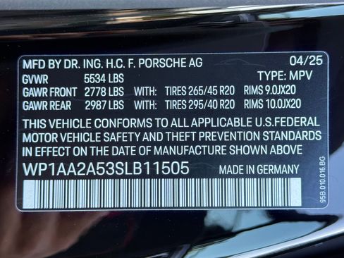 Used 2025 Porsche Macan AWD/4WD image 37