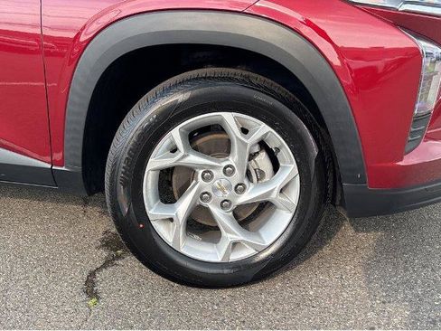 Used 2024 Chevrolet Trax LS w/ LS Convenience Package FWD image 4