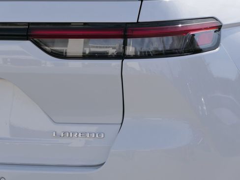 Used 2025 Jeep Grand Cherokee Laredo X image 5