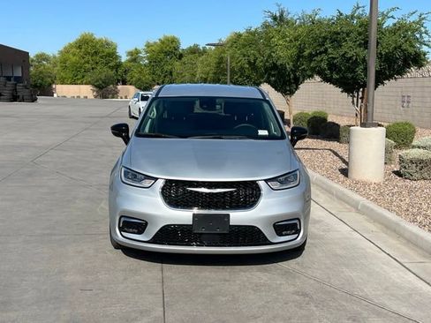 Used 2024 Chrysler Pacifica Touring-L image 4