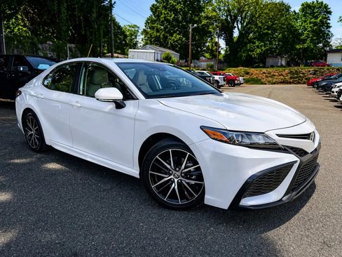 Used 2024 Toyota Camry SE FWD image 1
