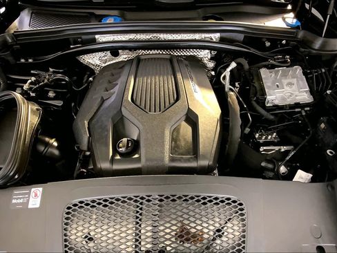 Used 2025 Porsche Macan image 32