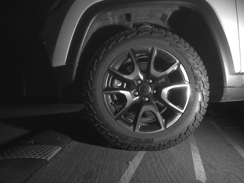 Used 2025 Jeep Compass Trailhawk image 12