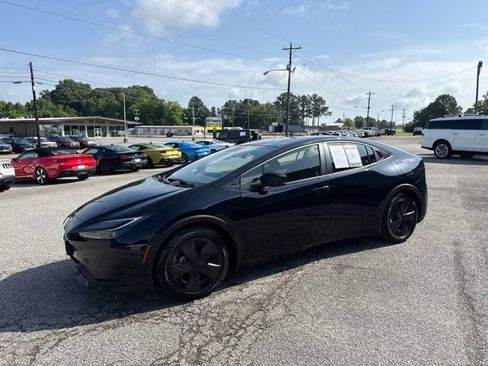 Used 2025 Toyota Prius LE FWD image 3