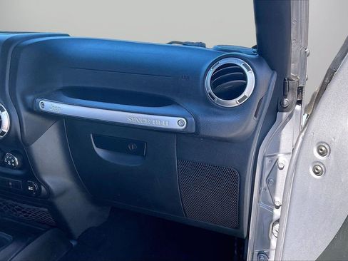 Used 2017 Jeep Wrangler Unlimited Sahara w/ Connectivity Group image 19