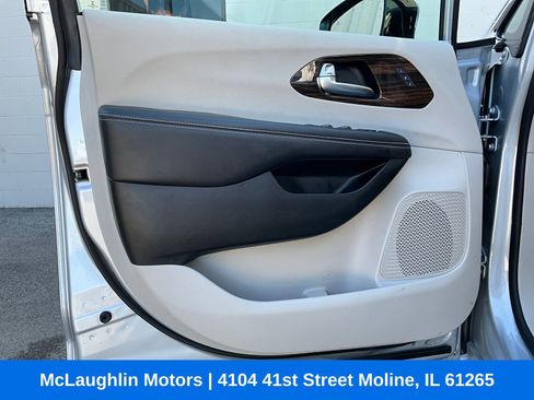 Used 2023 Chrysler Pacifica Limited AWD/4WD image 25