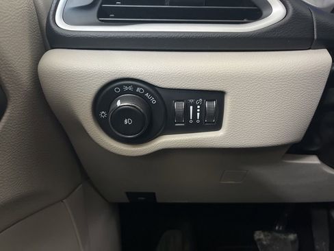 Used 2022 Chrysler Pacifica Touring-L image 57