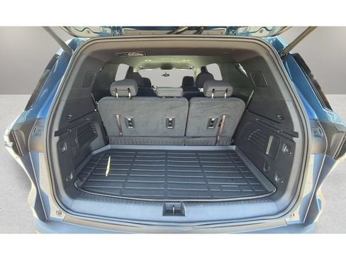Used 2025 Chevrolet Traverse LT FWD image 32