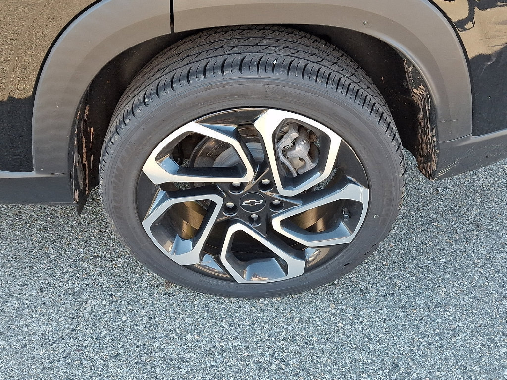 Used 2024 Chevrolet Trax RS w/ Sunroof Package FWD image 12