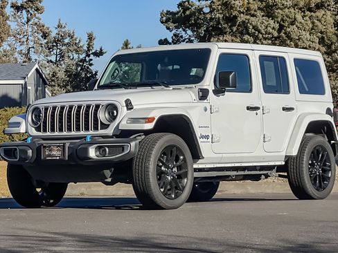 Used 2024 Jeep Wrangler Unlimited Sahara image 9