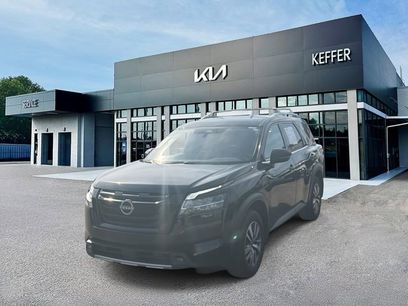 Used 2024 Nissan Pathfinder SL w/ Black Appearance Package