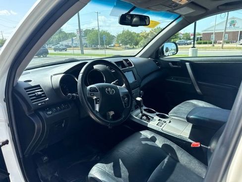 Used 2012 Toyota Highlander SE w/ Tow Pkg AWD/4WD image 9