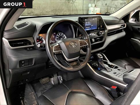 Certified 2022 Toyota Highlander XLE image 17