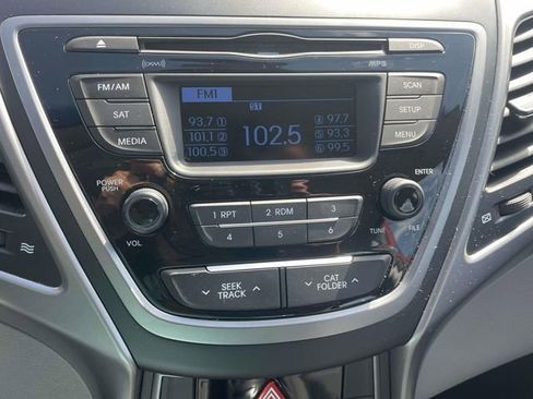 Used 2014 Hyundai Elantra SE FWD image 25