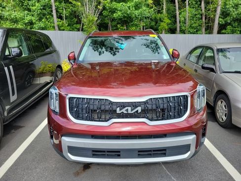 Used 2024 Kia Telluride EX w/ EX Captain's Chair Package FWD image 2