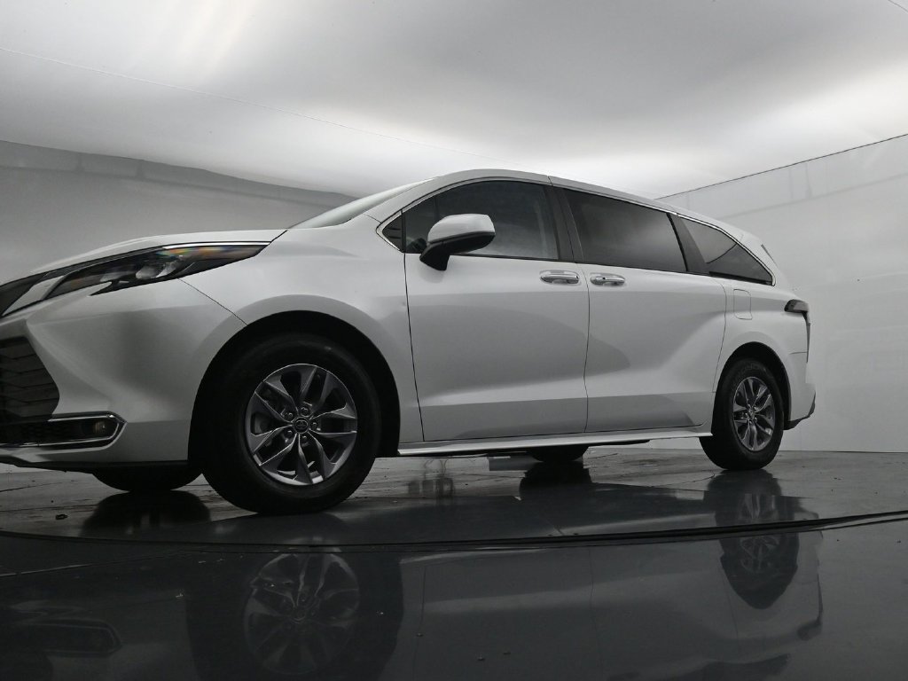 Used 2024 Toyota Sienna XLE FWD image 34