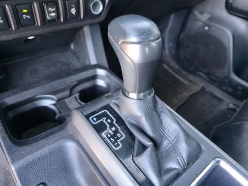 Used 2017 Toyota Tacoma TRD Off-Road AWD/4WD image 18