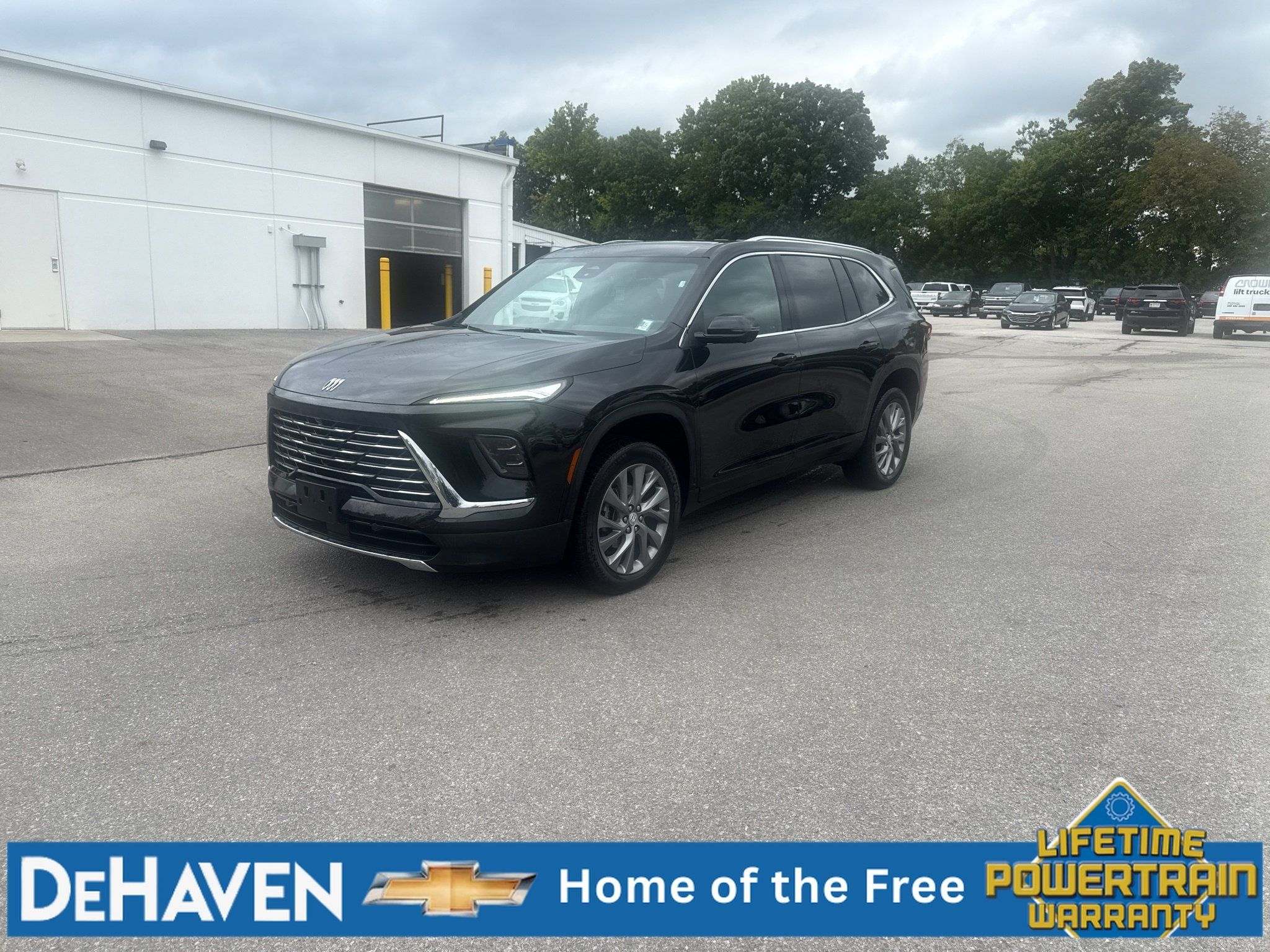 Used 2025 Buick Enclave Preferred AWD/4WD image 2