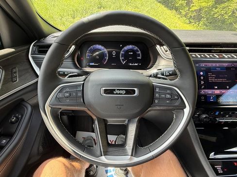 Used 2025 Jeep Grand Cherokee Limited w/ Luxury Tech Group II image 21