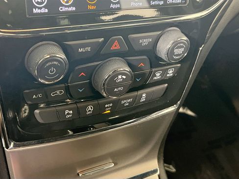 Used 2022 Jeep Grand Cherokee Laredo E image 16