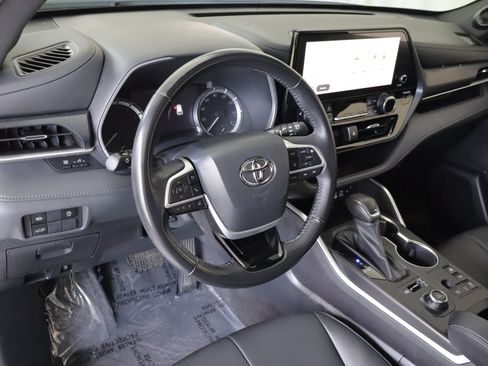 Used 2023 Toyota Highlander XSE AWD/4WD image 12