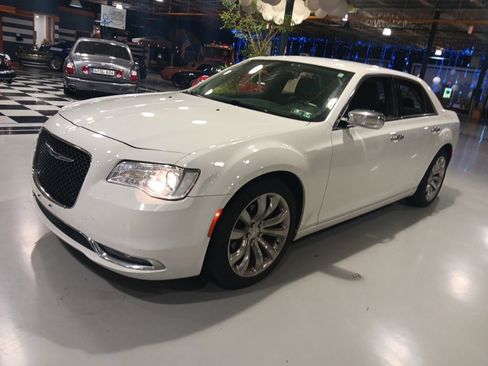 Used 2019 Chrysler 300 Limited RWD image 8