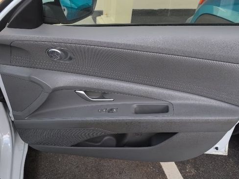 Used 2025 Hyundai Elantra SE FWD image 10