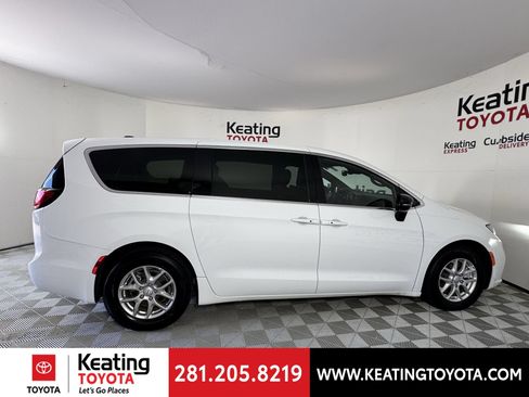Used 2025 Chrysler Pacifica Select FWD image 4