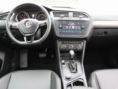 Certified 2020 Volkswagen Tiguan SE w/ Panoramic Sunroof Package image 22