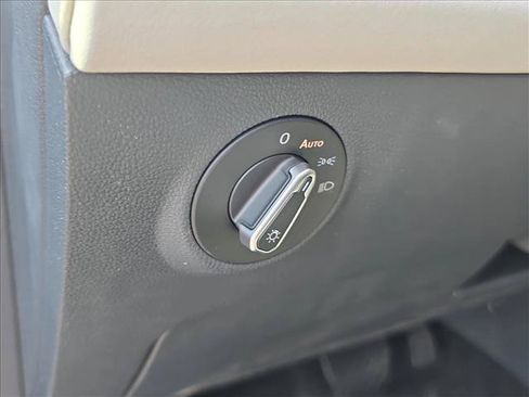 New 2026 Volkswagen Taos SE FWD image 7