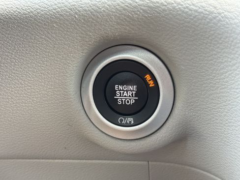 Used 2024 Chrysler Pacifica Touring-L FWD image 10