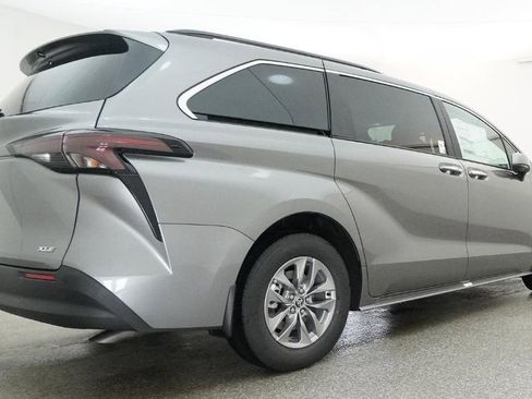 New 2026 Toyota Sienna XLE FWD image 3