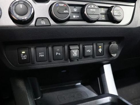 Used 2020 Toyota Tacoma TRD Sport w/ TRD Premium Sport Package AWD/4WD image 27