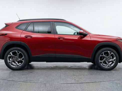 Used 2025 Chevrolet Trax LT w/ LT Convenience Package FWD image 11